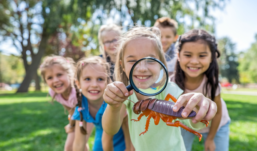 enfants-parc-loupe-figurine-poux