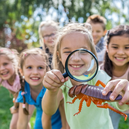 enfants-parc-loupe-figurine-poux