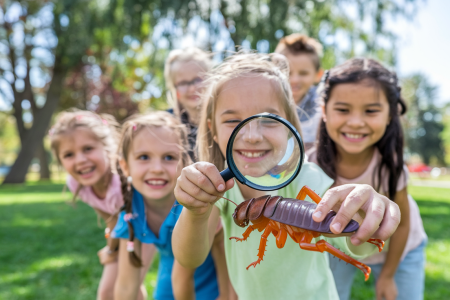 enfants-parc-loupe-figurine-poux