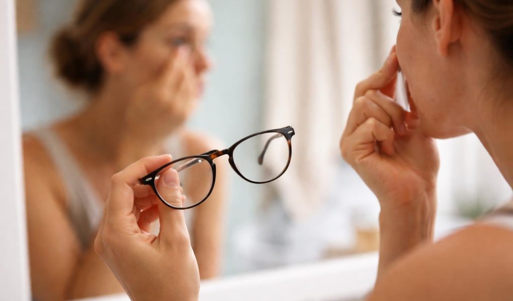 personne-profil-lunettes-lentille-miroir
