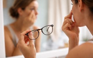 personne-profil-lunettes-lentille-miroir