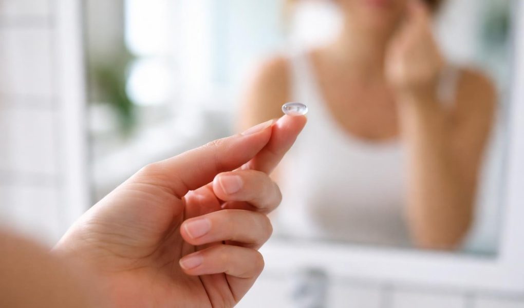 personne-miroir-lentille-contact-salle-bain