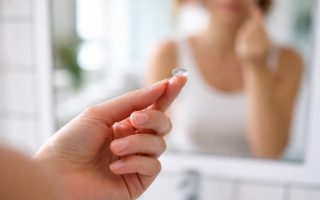 personne-miroir-lentille-contact-salle-bain