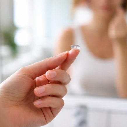 personne-miroir-lentille-contact-salle-bain