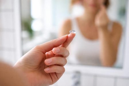 personne-miroir-lentille-contact-salle-bain