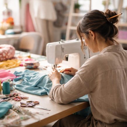 couturiere-machine-tissus-colorés-atmosphere