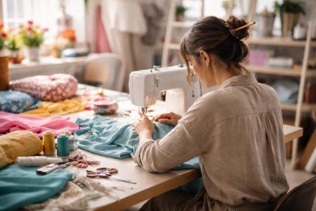 couturiere-machine-tissus-colorés-atmosphere