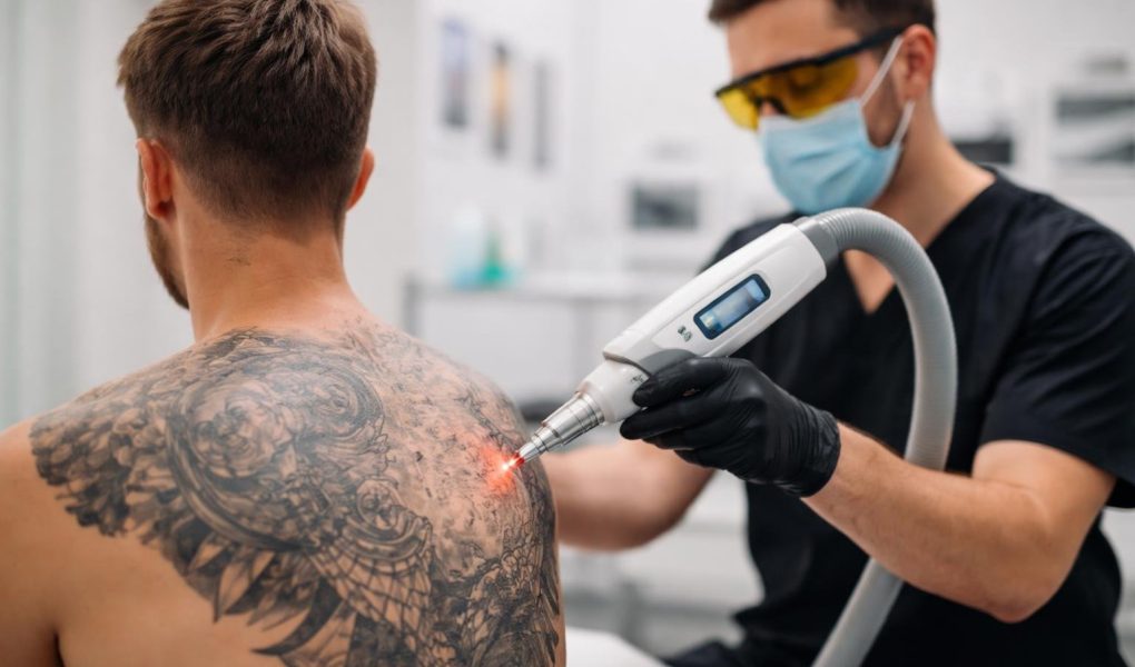 personne-dos-cabinet-detatouage-professionnel