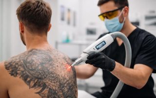 personne-dos-cabinet-detatouage-professionnel