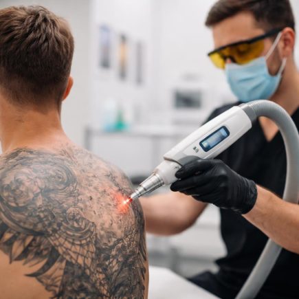 personne-dos-cabinet-detatouage-professionnel