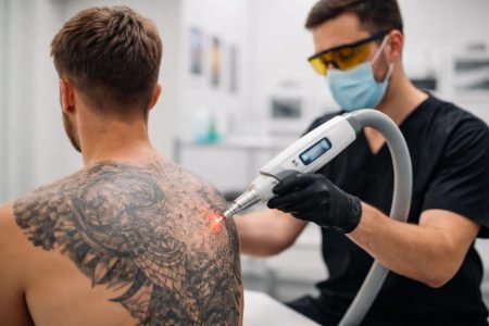 personne-dos-cabinet-detatouage-professionnel